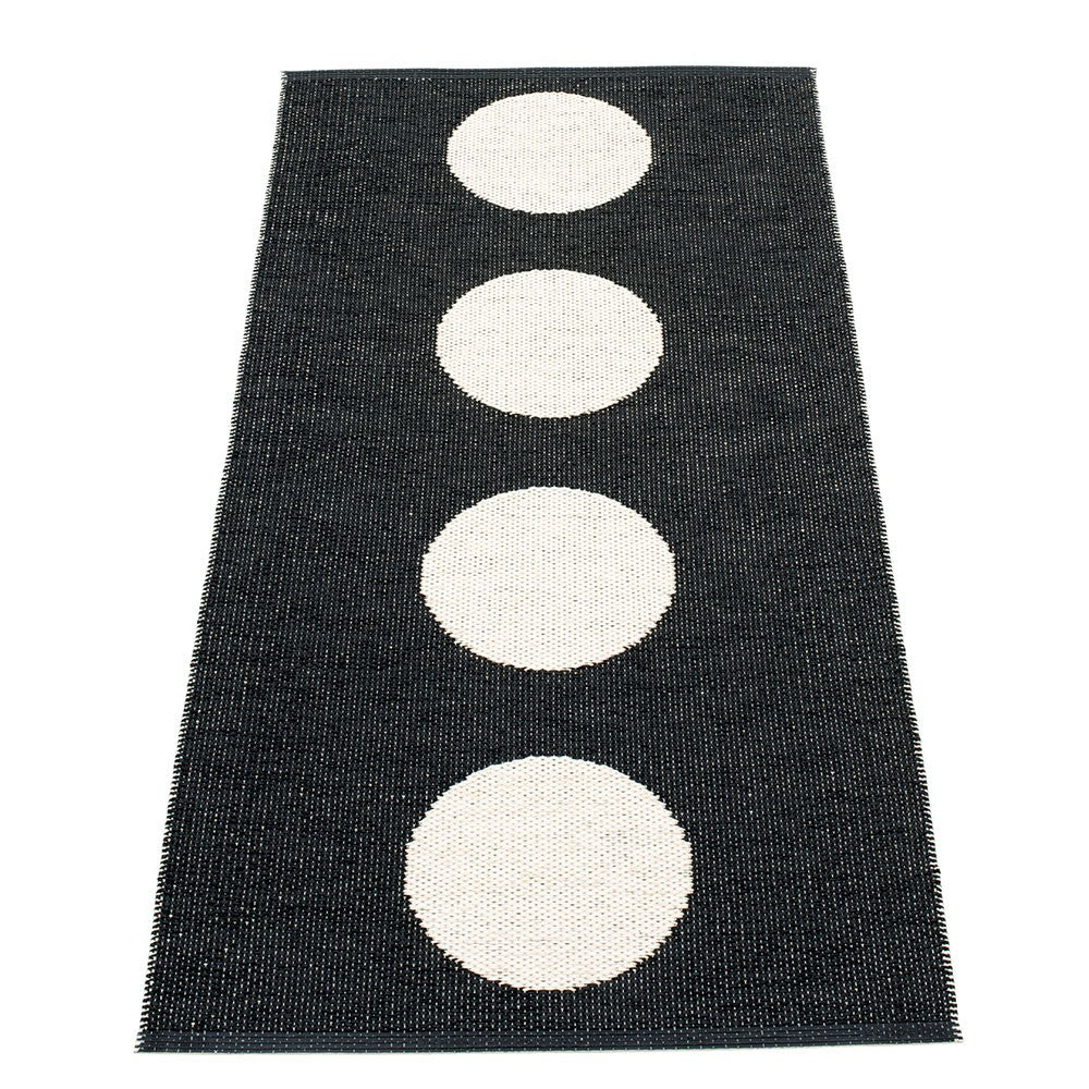 Pappelina Vera Black & Vanilla Runner - 70 x 150 cm