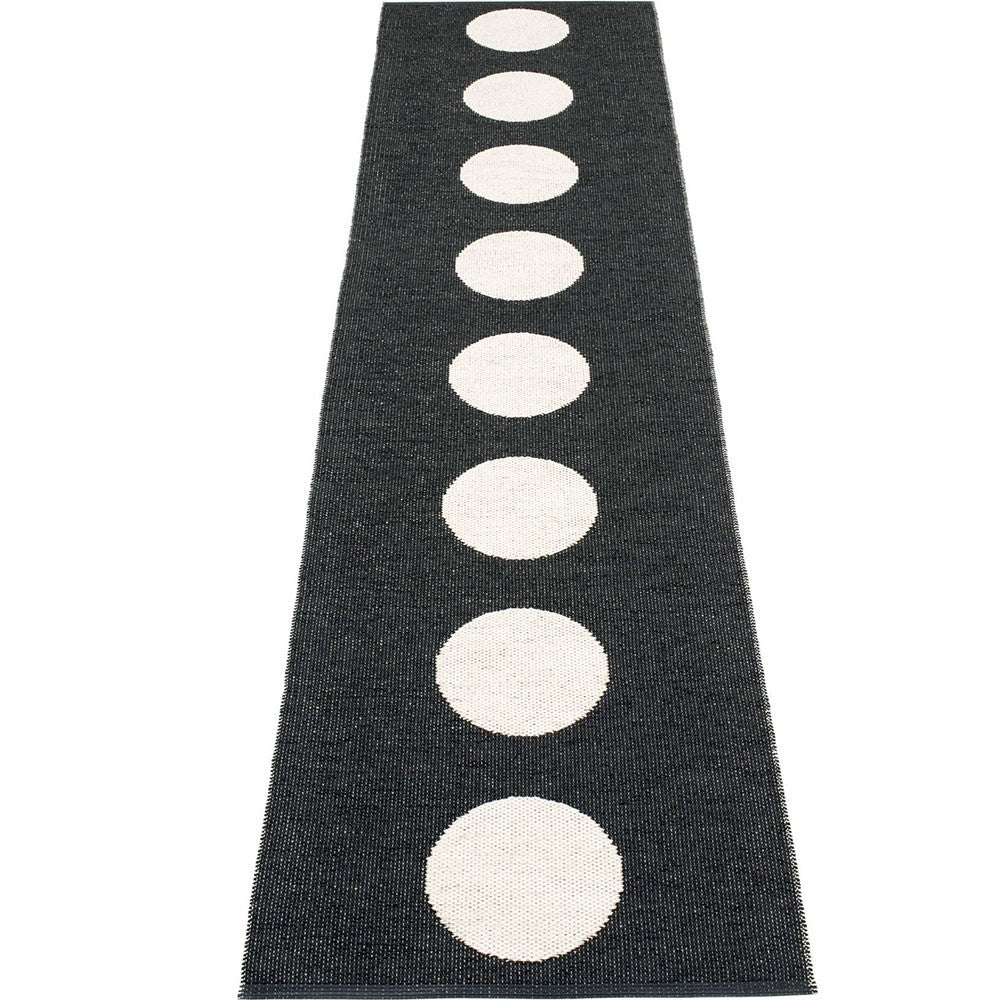 Pappelina Vera Black & Vanilla Runner - 70 x 300 cm