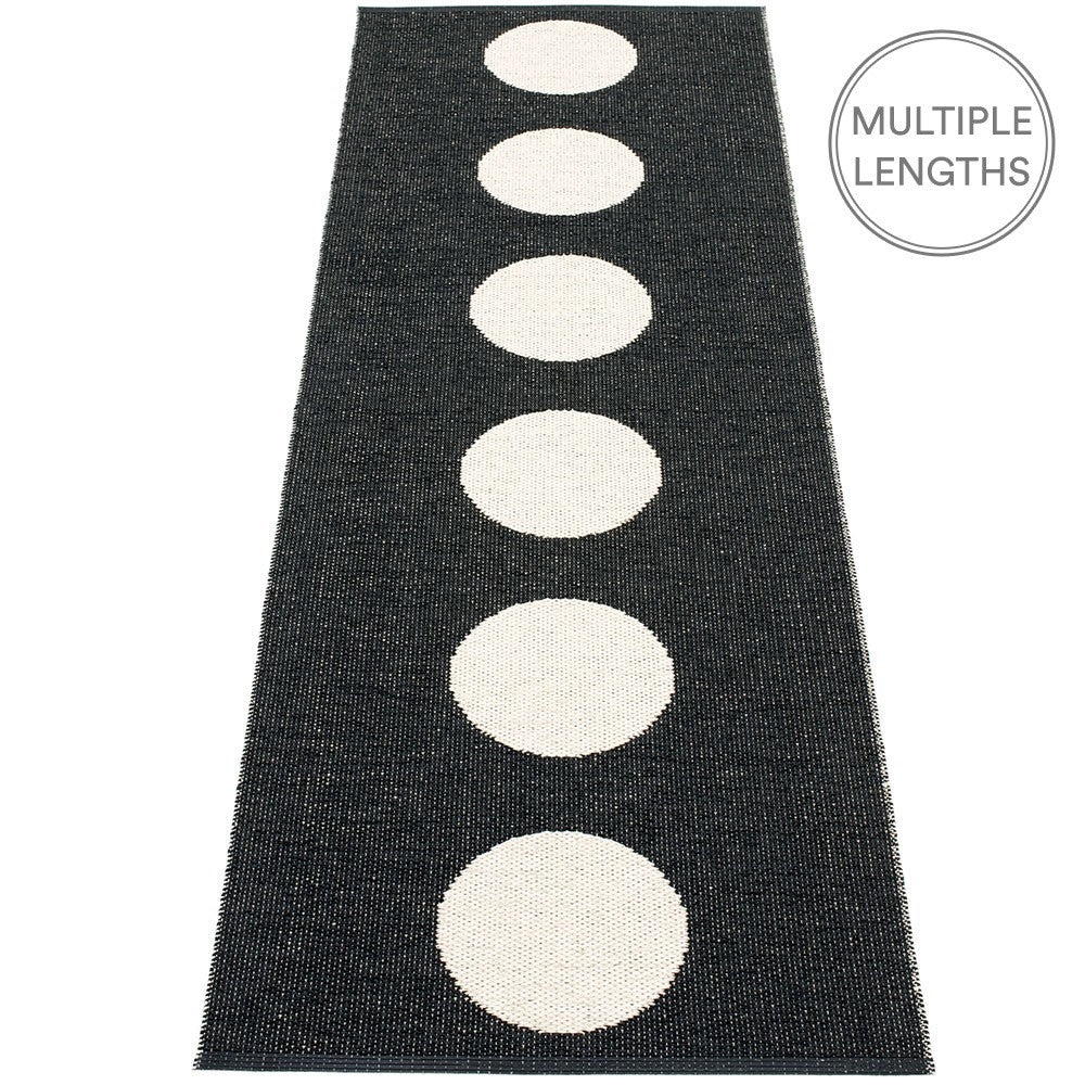 Pappelina Vera Black & Vanilla Runner - 70 x 225 cm