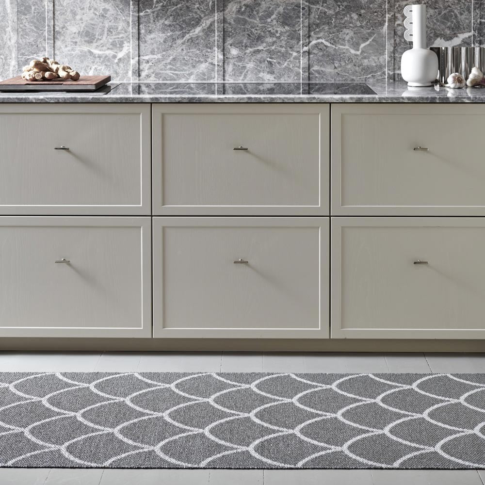 Pappelina Charcoal : Warm Grey Kotte Runner