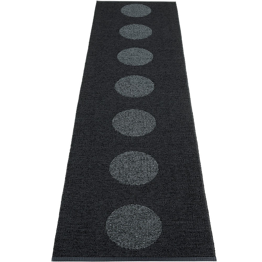 Pappelina Vera 2.0 Bio Edition Black/Black Metallic Runner - 70 x 280 cm
