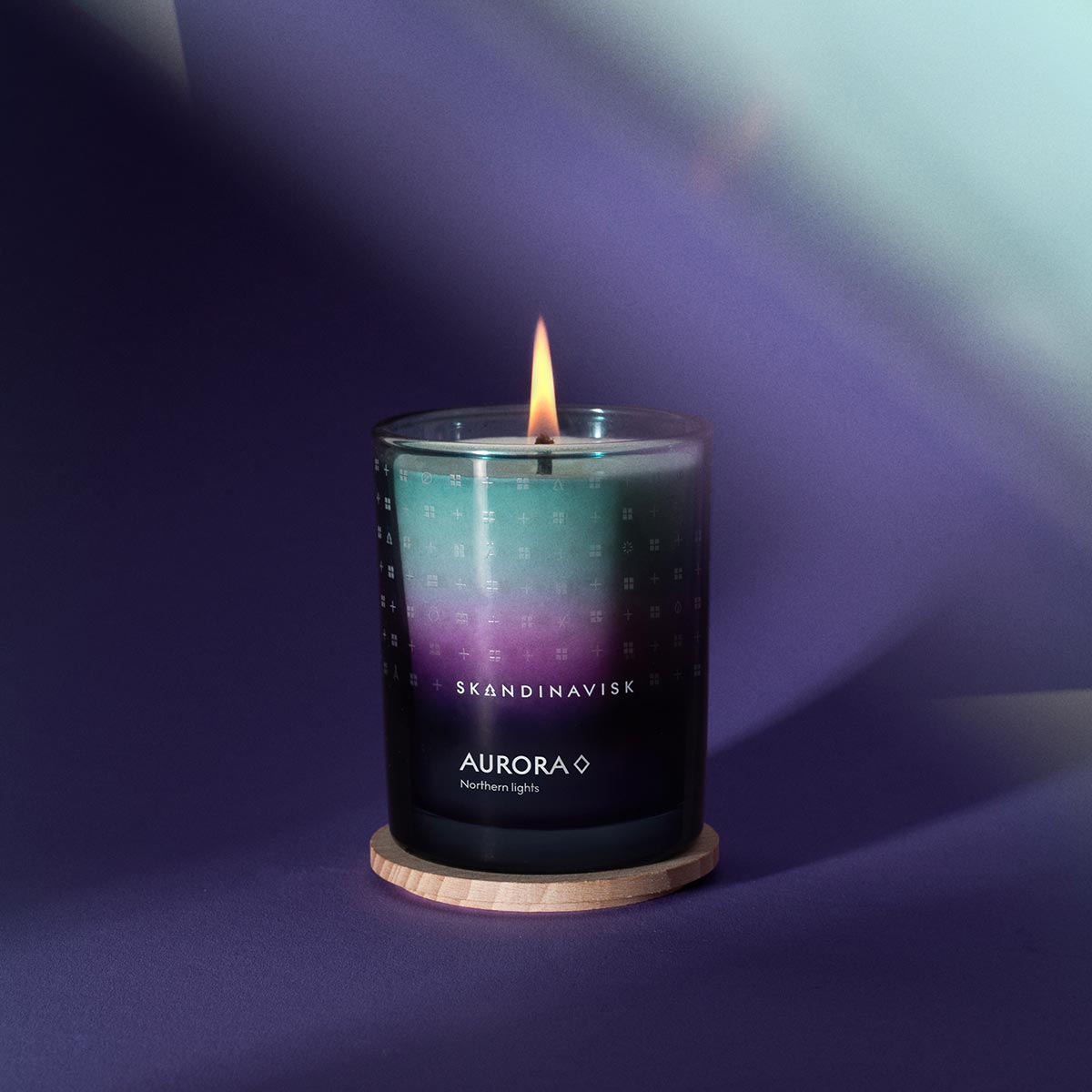 Skandinavisk Aurora candle on a dark background