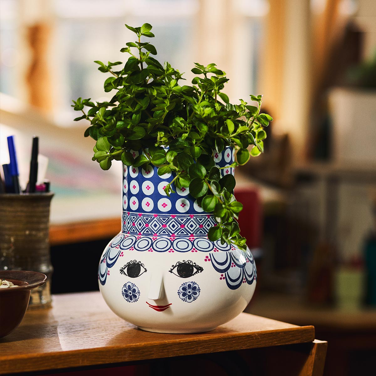 bjorn Wiinblad Olga blue vase wit greenery inside