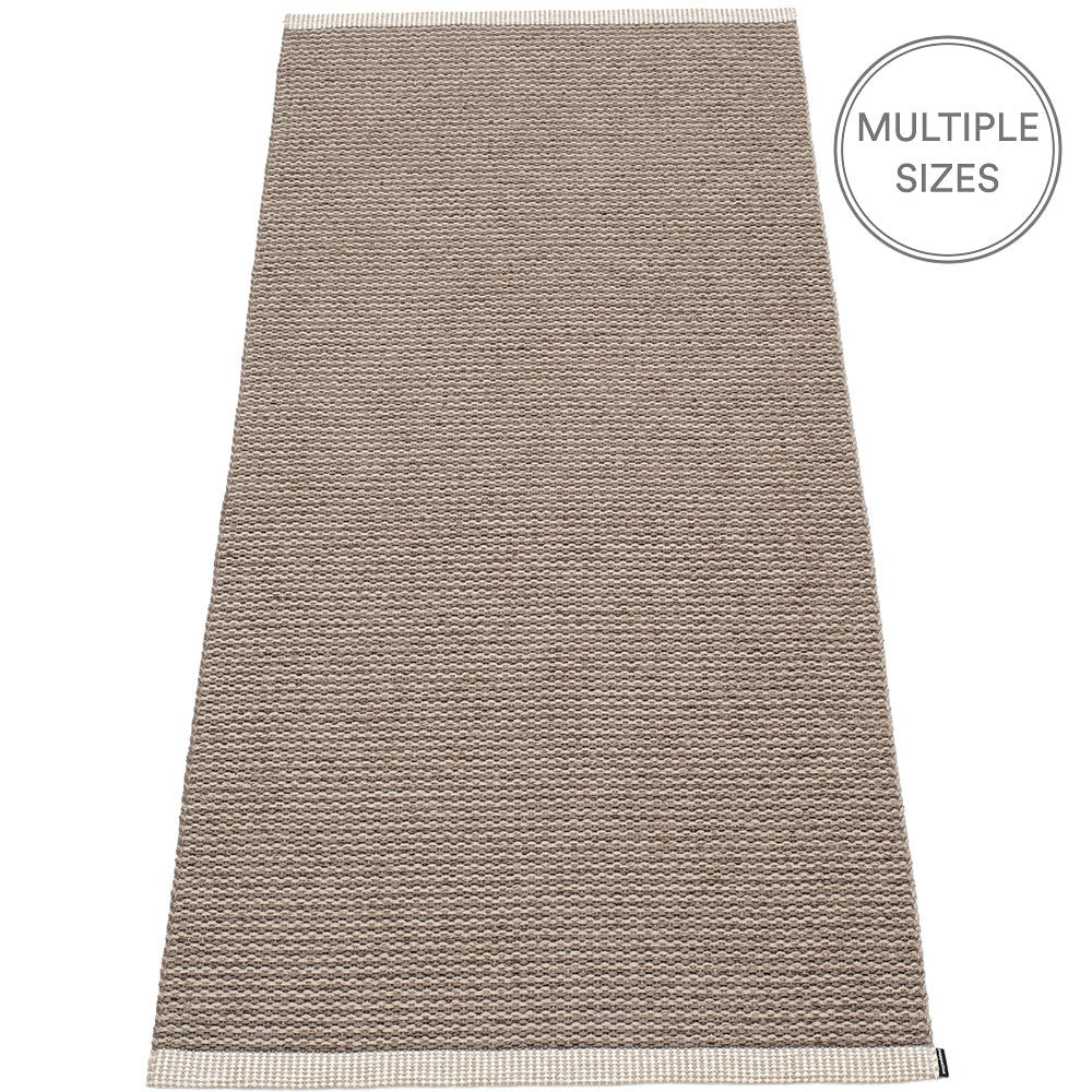 Pappelina Mono Dark Mud : Mud Runner 85 x 260 cm