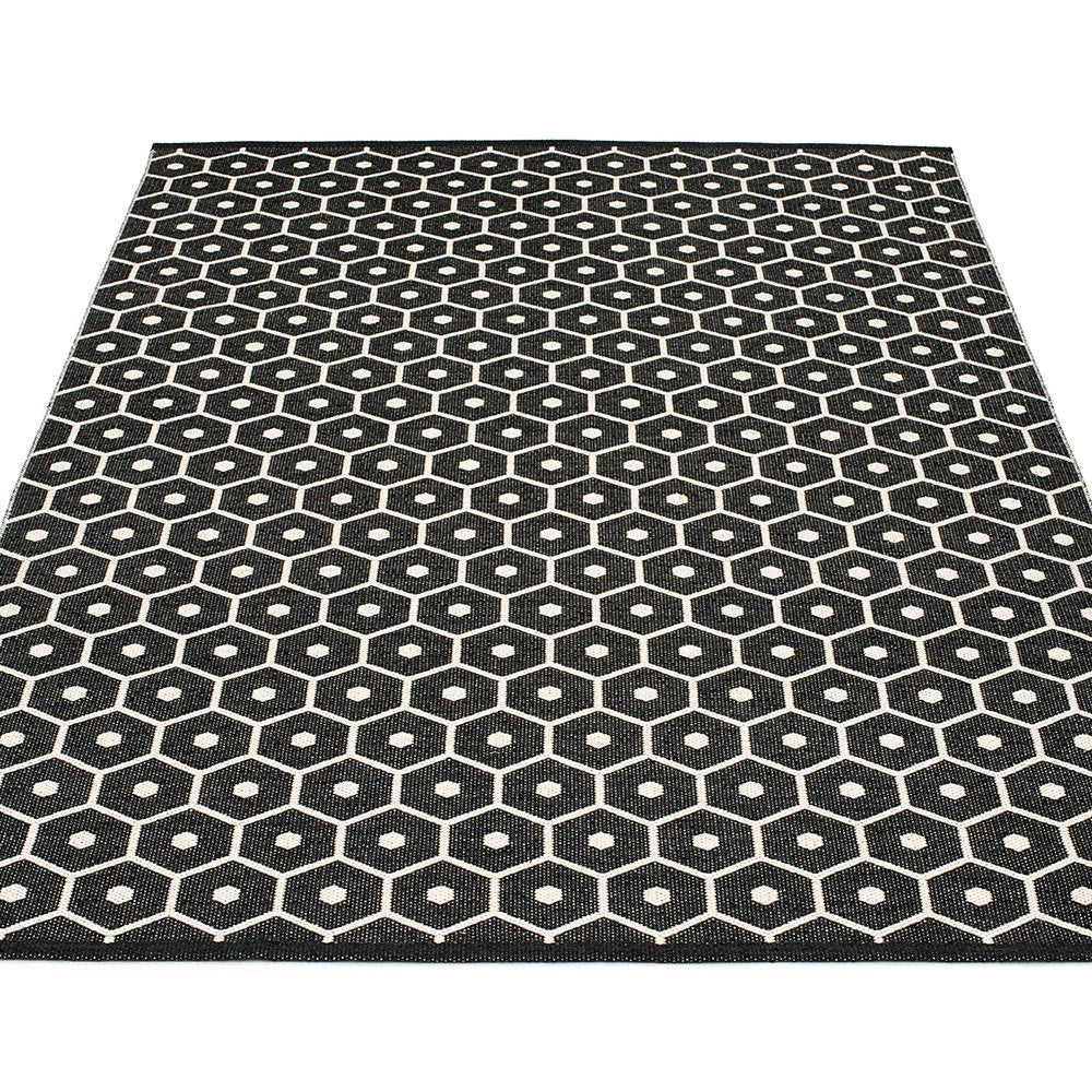 Pappelina Honey Large Rug - Black