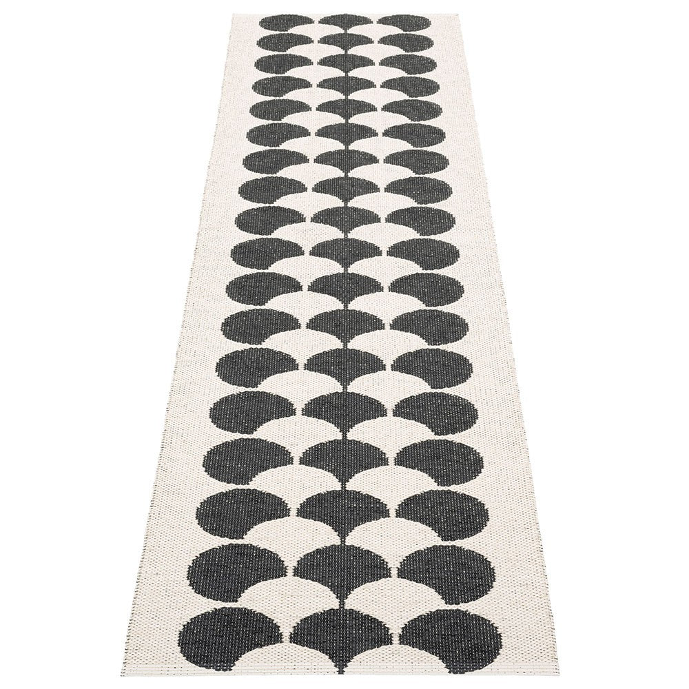 Pappelina Poppy Bio Runner Reverse - Black - 70 x 250 cm