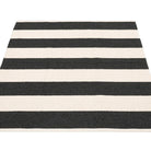 Pappelina Bob Rug - Black & Vanilla 140 x 180 cm