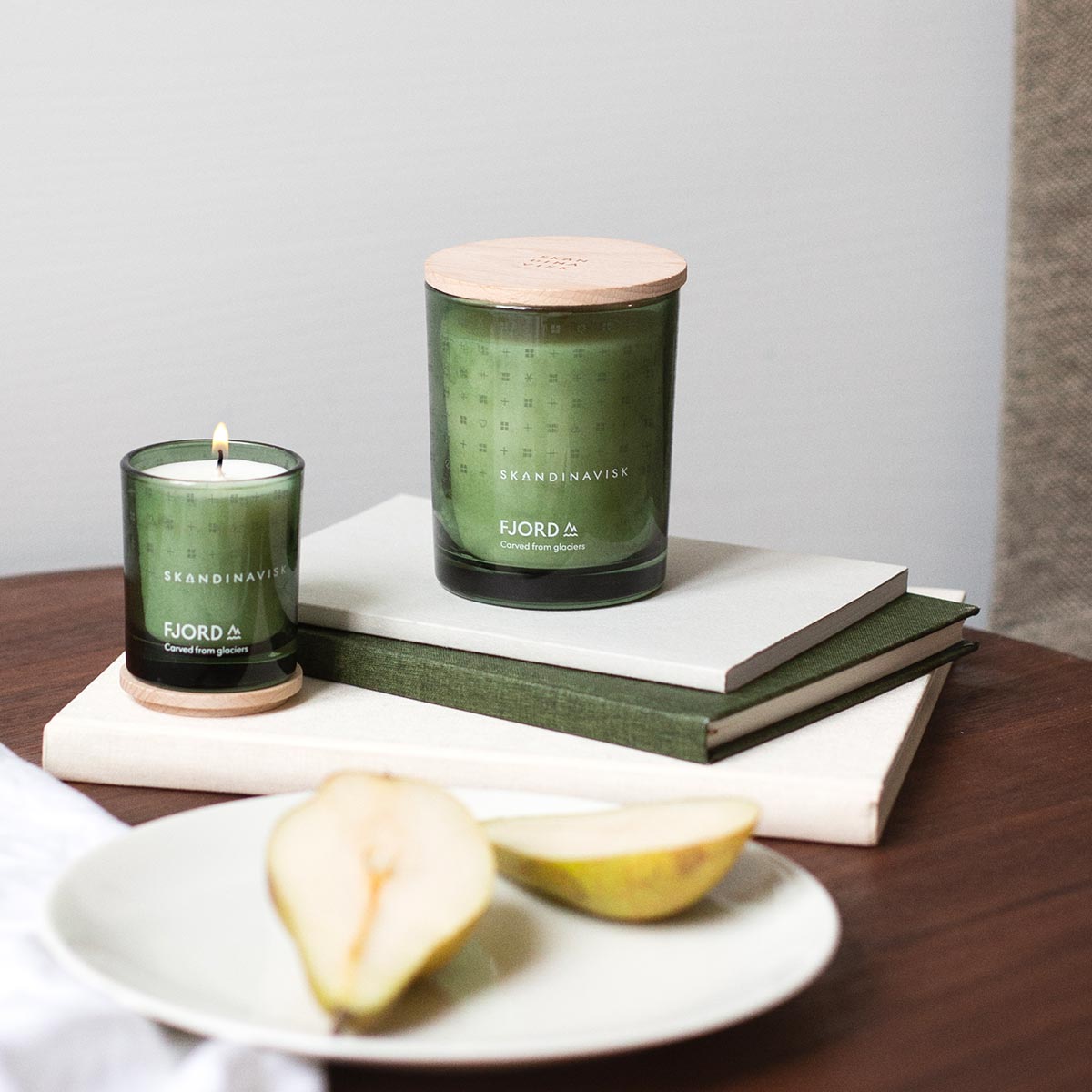 Skandinavisk Fjord candles on books