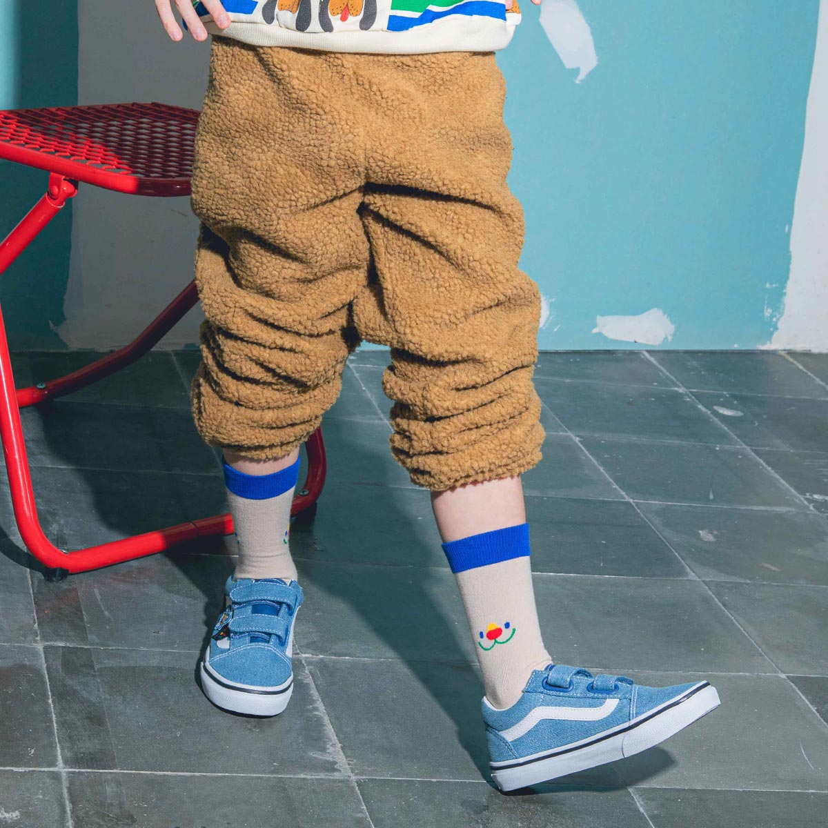 Child wearing Jolly Bear rainbow-striped socks, soft and cosy fit EU 28–35