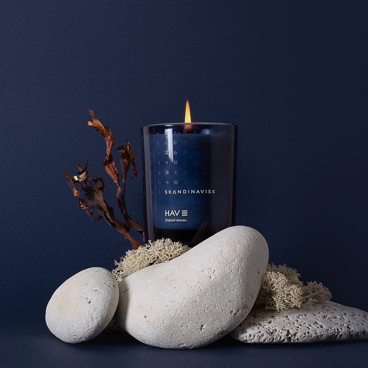 Skandinavisk Hav candle on white pebbles