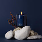 Skandinavisk Hav candle on white pebbles