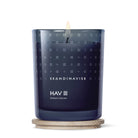 Sandinavisk Hav scented candle on a wooden lid