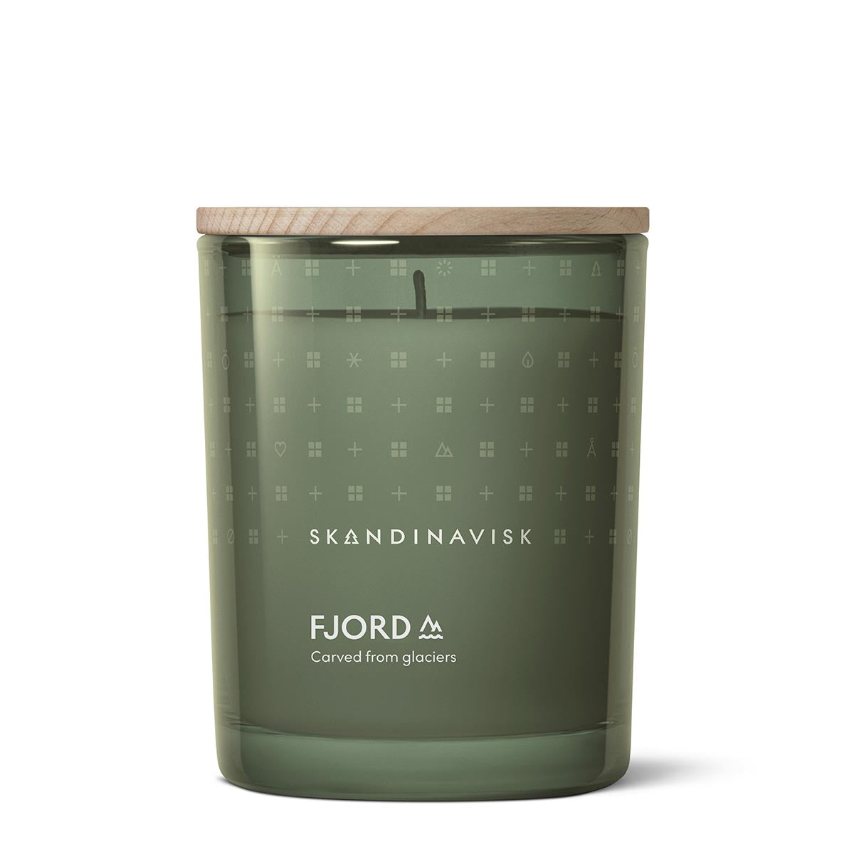 Green candle with wooden lid and 'Skandinavisk' branding on a white background