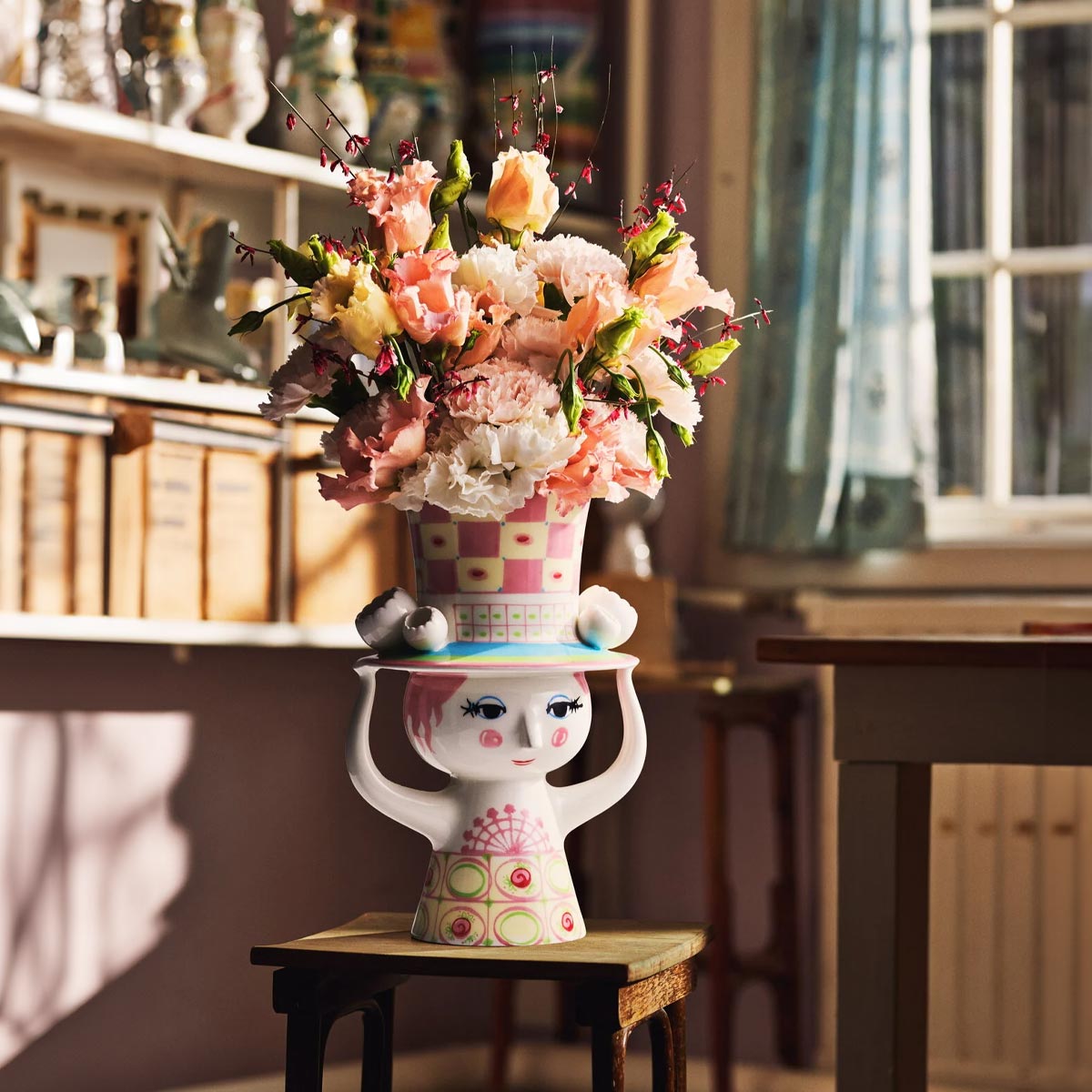 Bjorn Wiinblad lady with hat vase in pnk and jellow with a boquete arrangemnet inside 